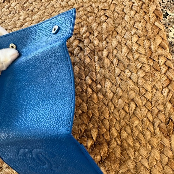 Chanel key case caviar leather with the iconic CC logo embossed on the front. - Picture 11 of 15